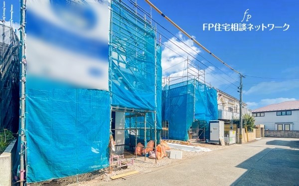 外観:前面道路含む現地外観写真（建築中）