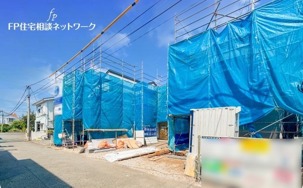 外観:前面道路含む現地外観写真（建築中）