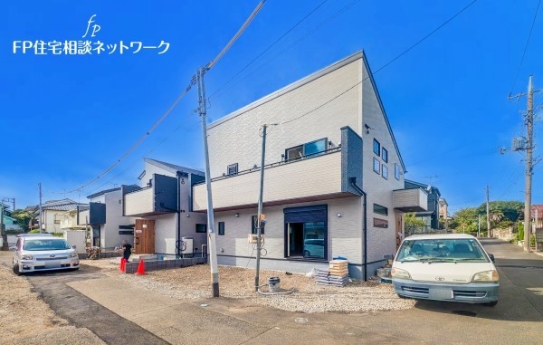 外観:前面道路含む現地外観写真