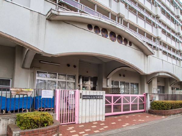 周辺環境:こまどり保育園(子どもたちが安心して自分を発揮できるように一人ずつを大切にできる環境づくりをしています。)
