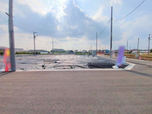 外観:前面道路含む現地土地写真