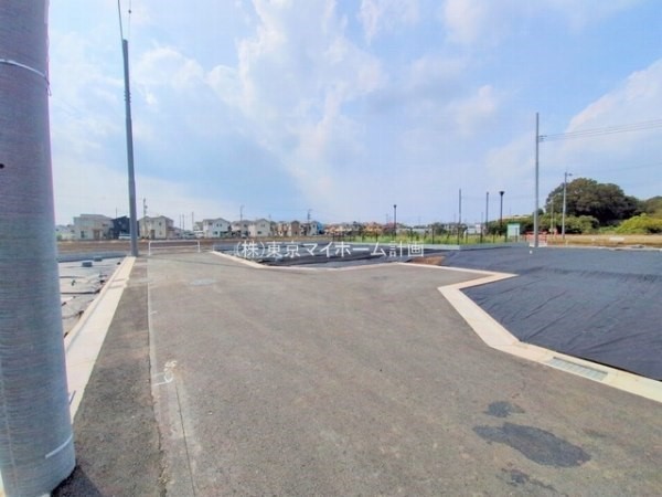 外観:前面道路含む現地土地写真
