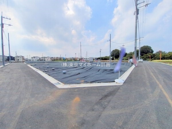 外観:前面道路含む現地土地写真