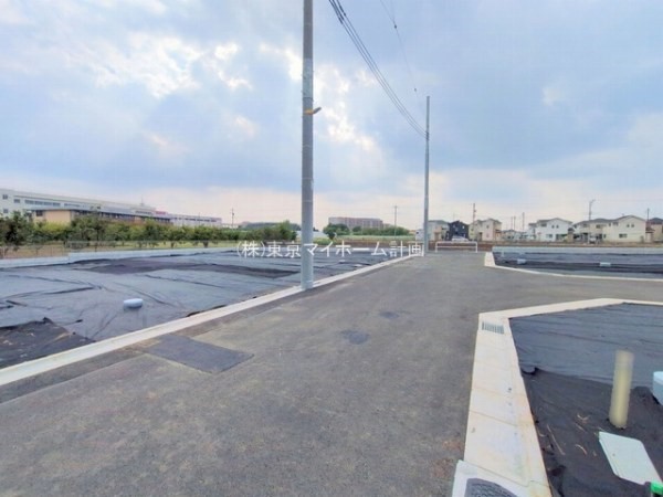 外観:前面道路含む現地土地写真