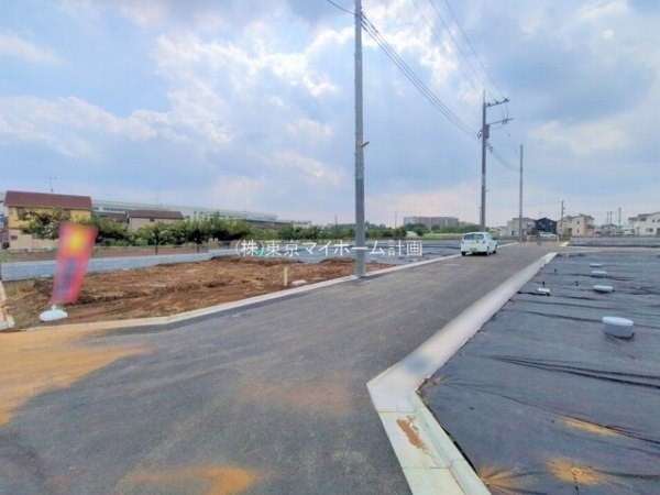 外観:前面道路含む現地土地写真