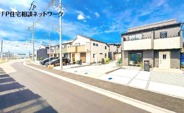 外観:前面道路含む現地外観写真