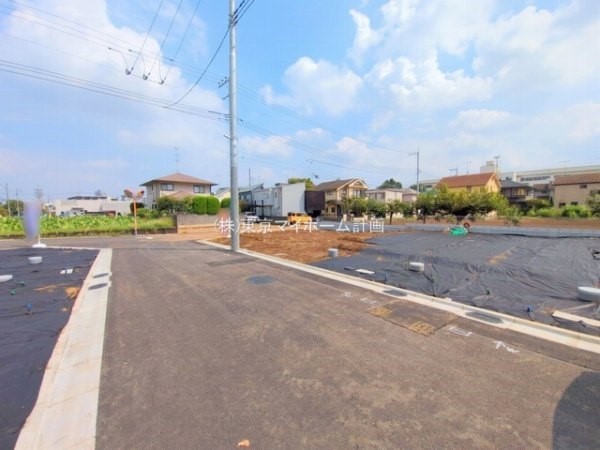 外観:前面道路含む現地土地写真