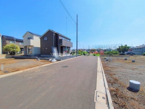 外観:前面道路含む現地外観写真