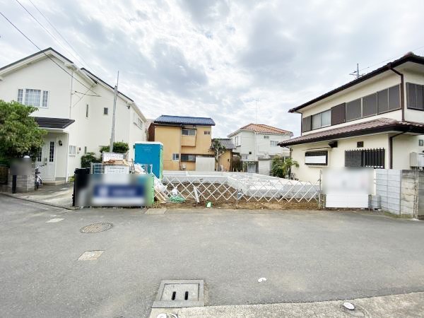 外観:前面道路含む現地外観写真（建築中）