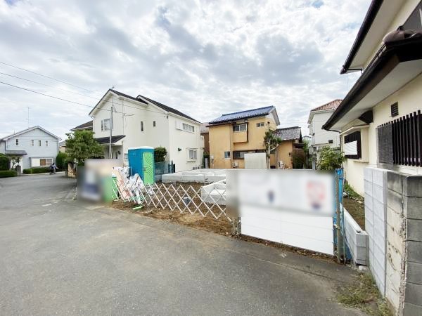 外観:前面道路含む現地外観写真（建築中）