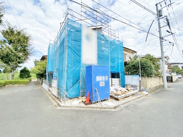 外観:前面道路含む現地外観写真（建築中）