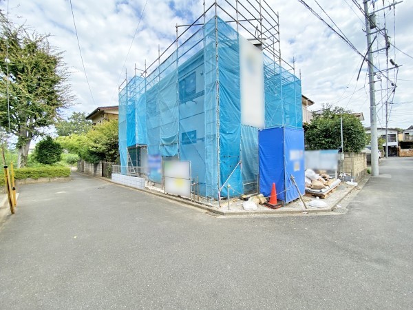 外観:前面道路含む現地外観写真（建築中）