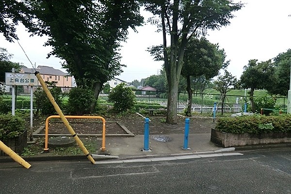周辺環境:上向台公園(住宅街の中にある小さな公園ですが、周辺は開放感があり、緑に囲まれている公園です！)