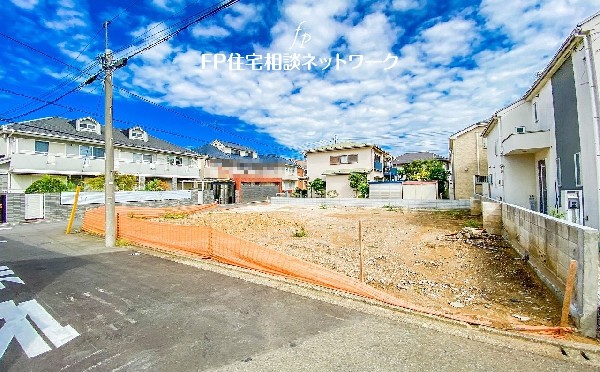 外観:前面道路含む現地土地写真