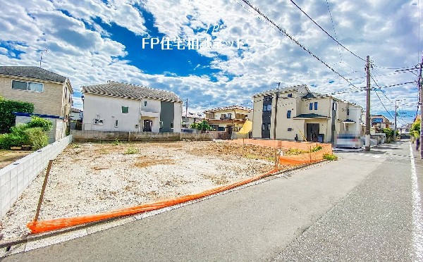 外観:前面道路含む現地土地写真