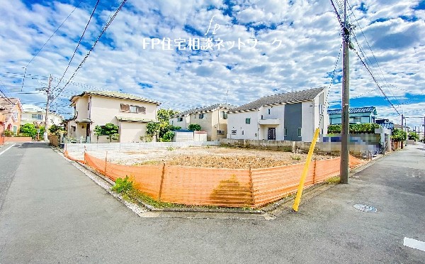 外観:前面道路含む現地土地写真