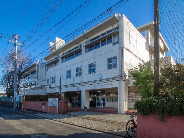 周辺環境:西東京市立柳沢小学校(子供たちの元気な声が響き渡る小学校。とても微笑ましいですね。)