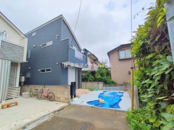 外観:前面道路含む現地外観写真
