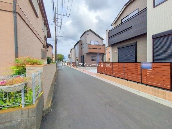 外観:前面道路含む現地外観写真
