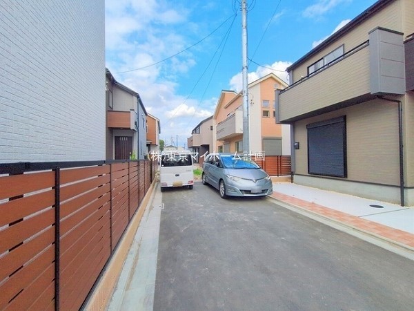外観:前面道路含む現地外観写真