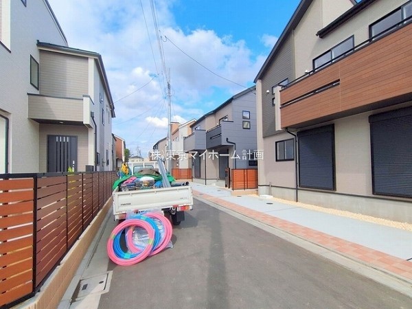 外観:前面道路含む現地外観写真