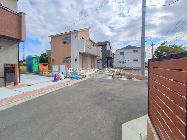 外観:前面道路含む現地外観写真