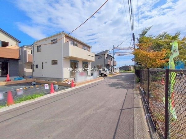 外観:前面道路含む現地外観写真