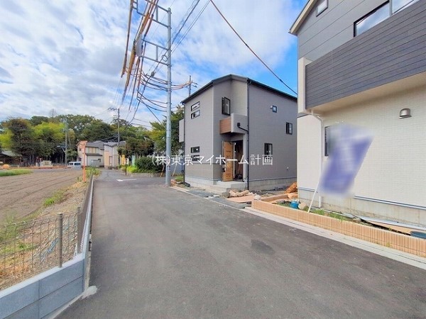 外観:前面道路含む現地外観写真