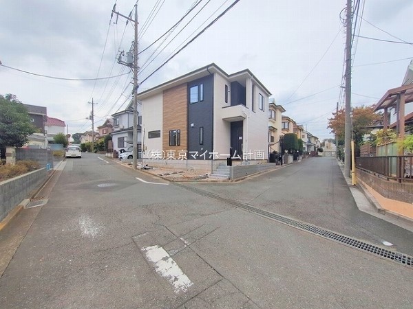 外観:前面道路含む現地外観写真