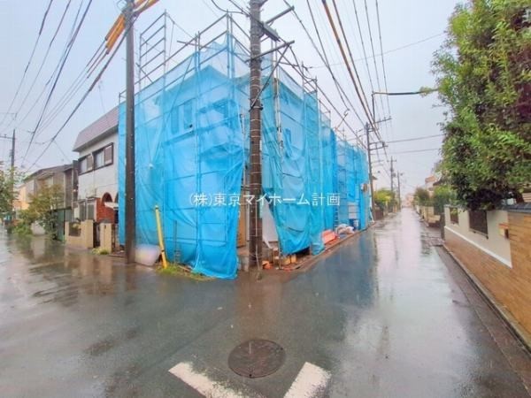 外観:前面道路含む現地外観写真（建築中）