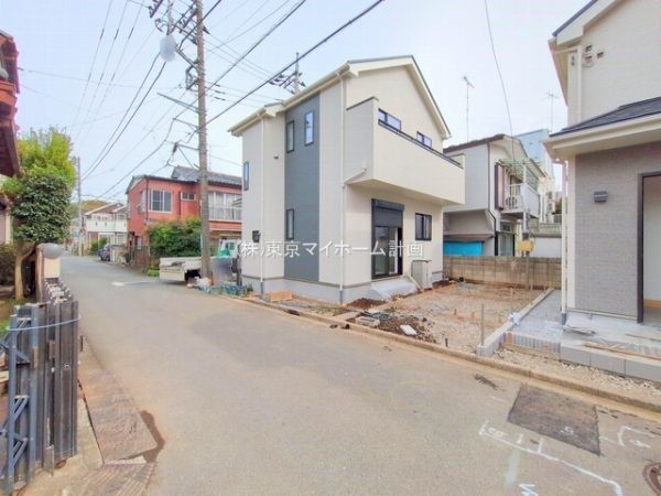 外観:前面道路含む現地外観写真