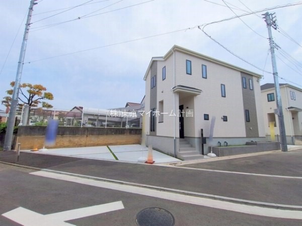 外観:前面道路含む現地外観写真