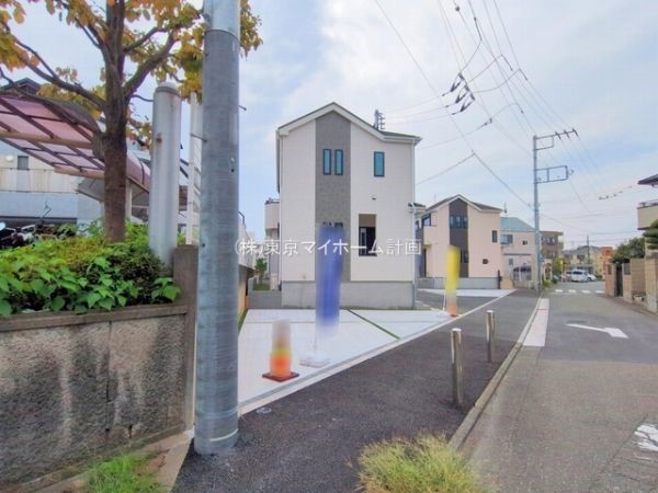外観:前面道路含む現地外観写真
