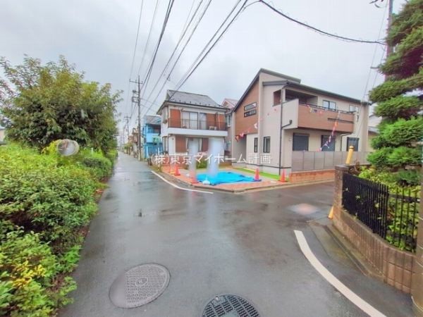 外観:前面道路含む現地外観写真