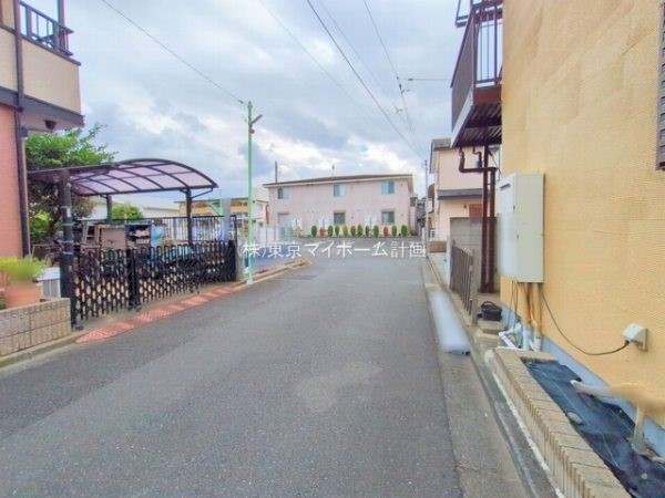 外観:前面道路含む現地外観写真（建築中）