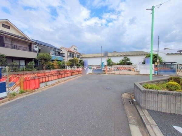 外観:前面道路含む現地外観写真（建築中）