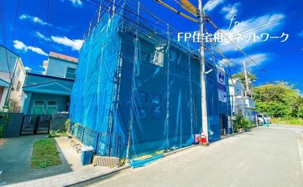 外観:前面道路含む現地外観写真（建築中）
