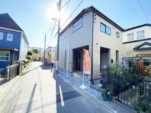 外観:前面道路含む現地外観写真