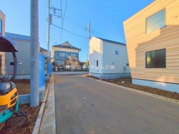 外観:前面道路含む現地外観写真