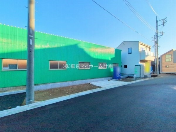 外観:前面道路含む現地外観写真