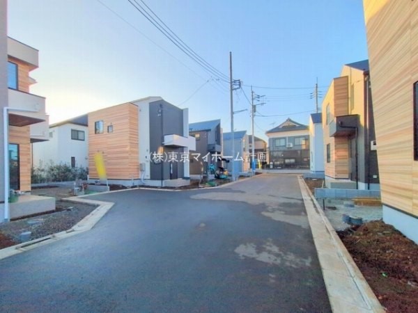 外観:前面道路含む現地外観写真