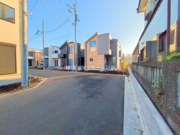 外観:前面道路含む現地外観写真