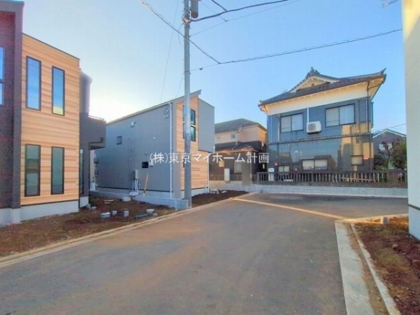 外観:前面道路含む現地外観写真