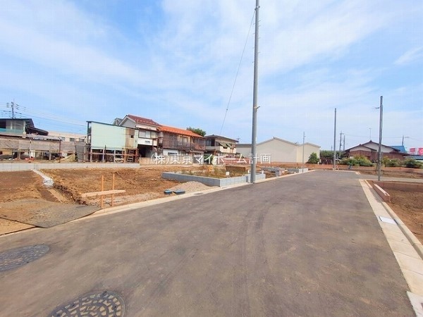外観:前面道路含む現地土地写真