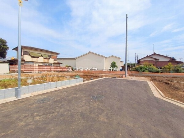 外観:前面道路含む現地土地写真