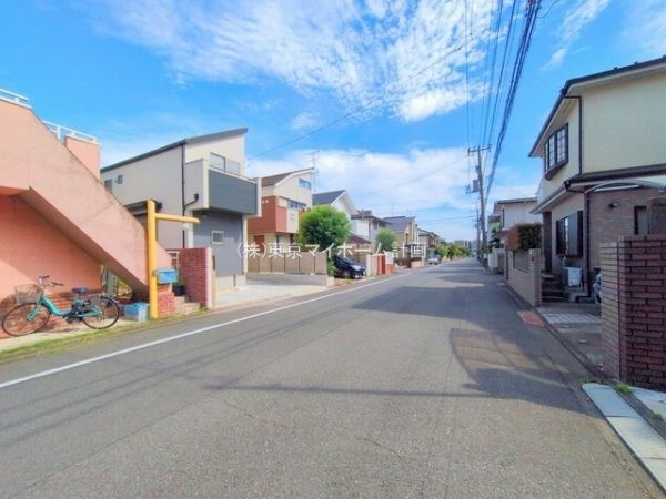 外観:前面道路含む現地外観写真