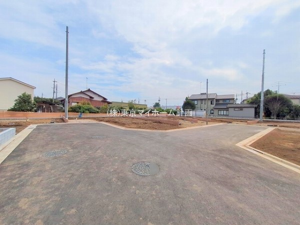 外観:前面道路含む現地土地写真