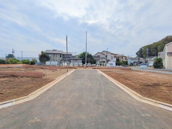 外観:前面道路含む現地土地写真