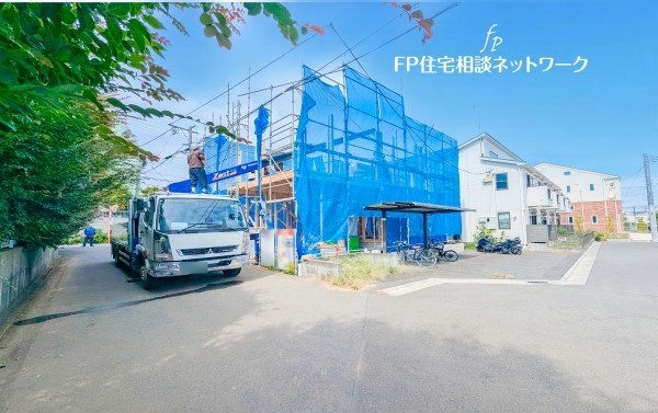 外観:前面道路含む現地外観写真（建築中）