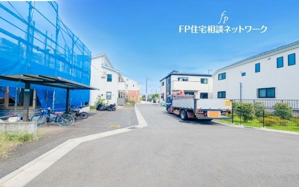 外観:前面道路含む現地外観写真（建築中）